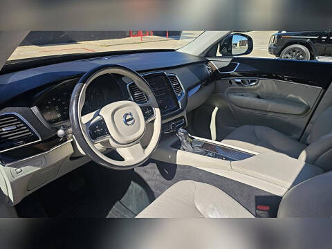 2017 Volvo XC90 T6 Momentum