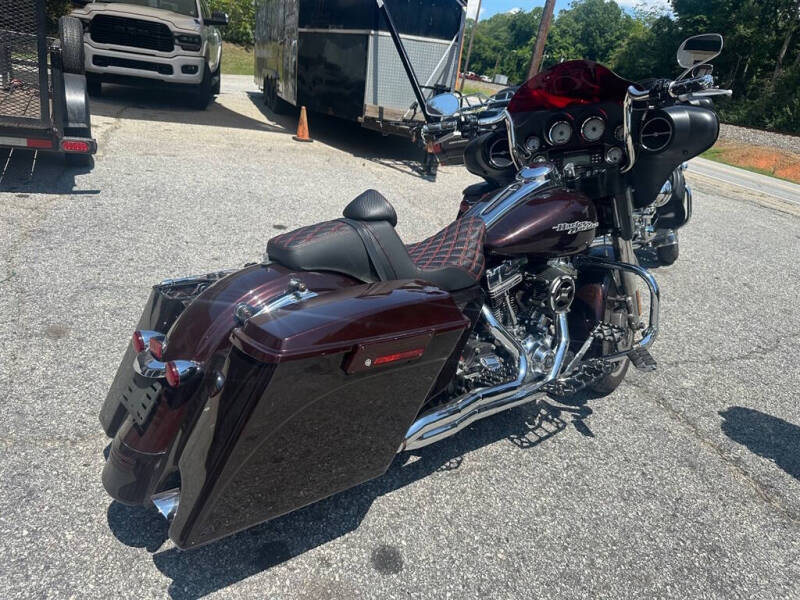 2011 Harley-Davidson FLHX -
