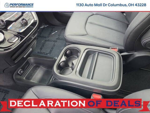 2027 Chrysler Pacifica Select