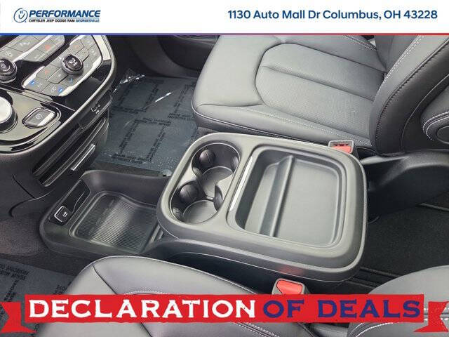 2027 Chrysler Pacifica Select
