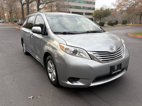 2017 Toyota Sienna LE 7-Passenger Auto Access Seat