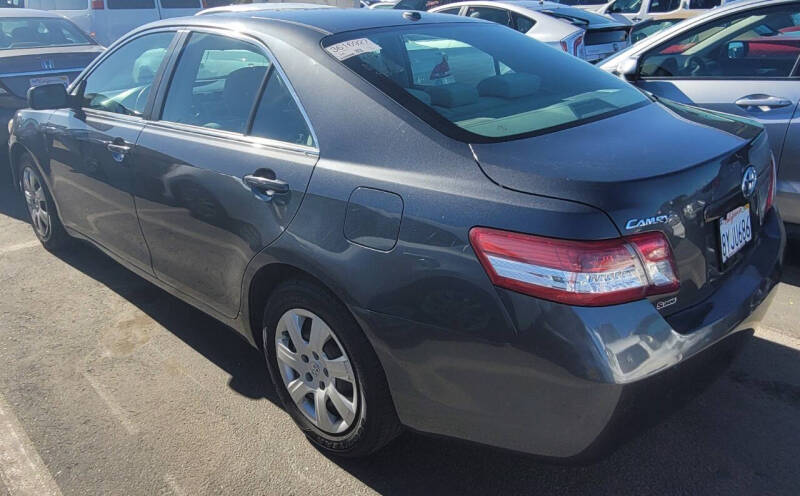 2010 Toyota Camry LE photo 3