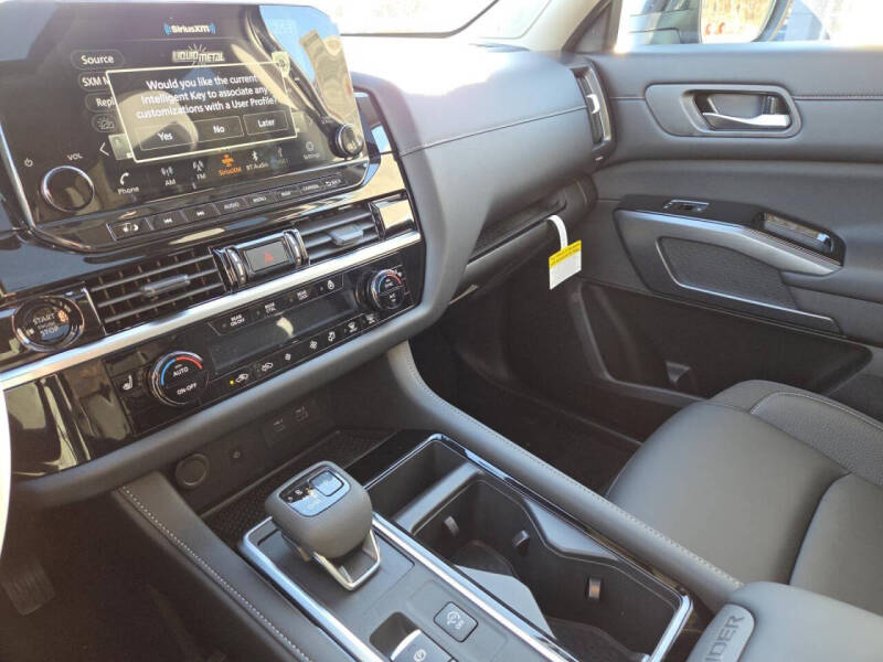 2025 Nissan Pathfinder SL