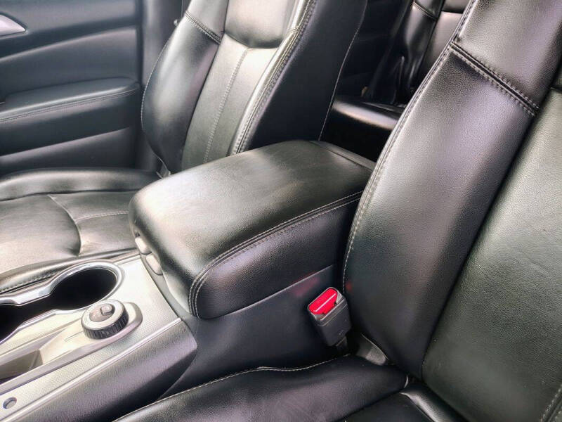 2017 Nissan Pathfinder SV