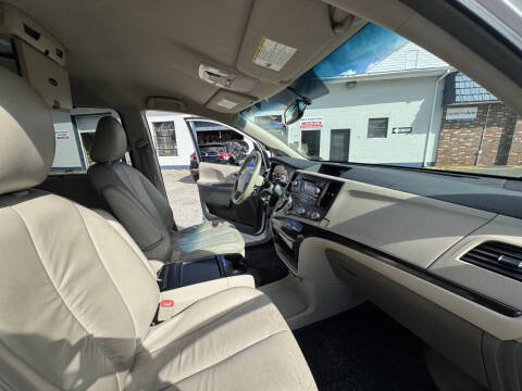 2011 Toyota Sienna LE 8-Passenger