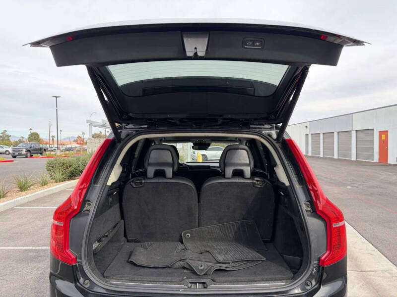 2016 Volvo XC90 T6 Momentum