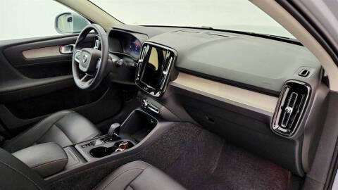 2025 Volvo XC40 B5 Core Bright Theme