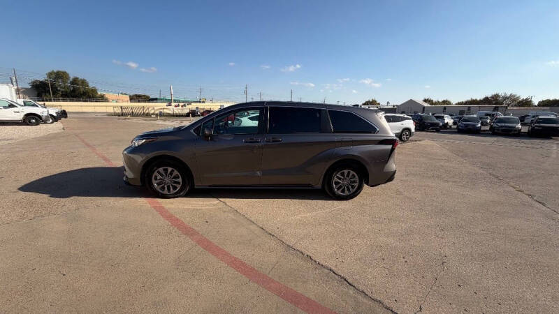 2023 Toyota Sienna LE 8-Passenger