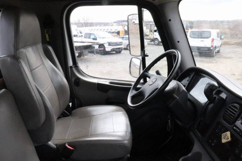 2021 Freightliner M2 106