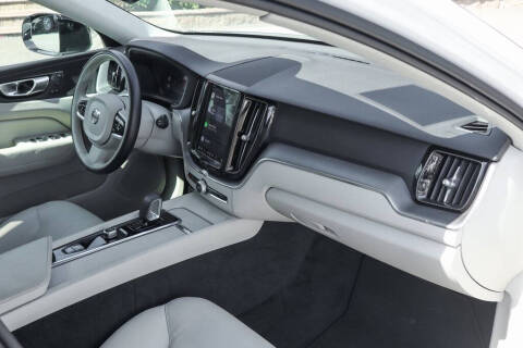 2024 Volvo XC60 B5 Core Dark Theme