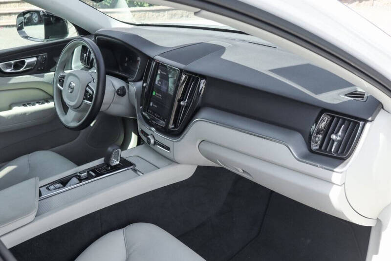 2024 Volvo XC60 B5 Core Dark Theme