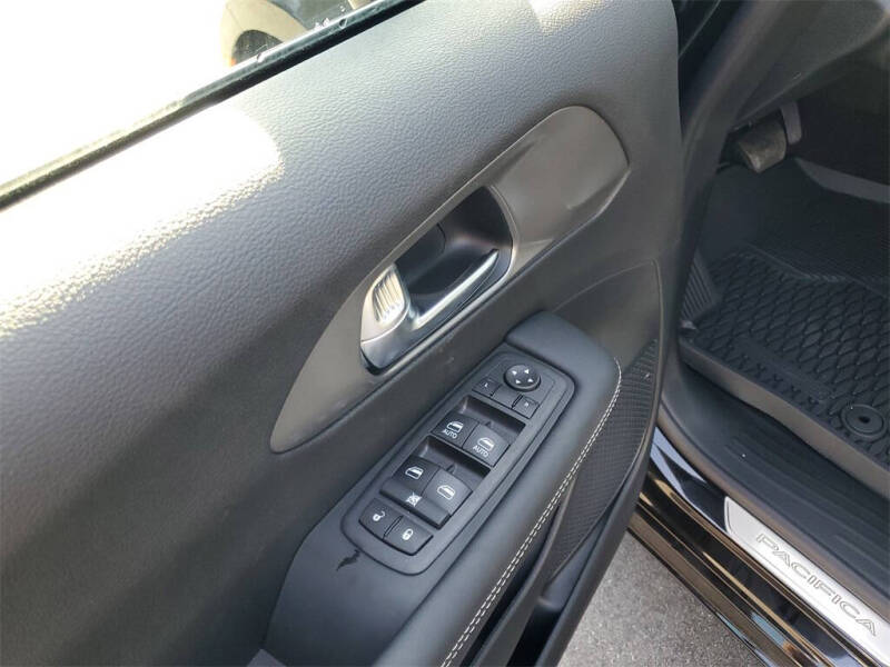 2025 Chrysler Voyager LX