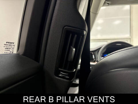 2023 Volvo XC60 B5 Ultimate Dark Theme