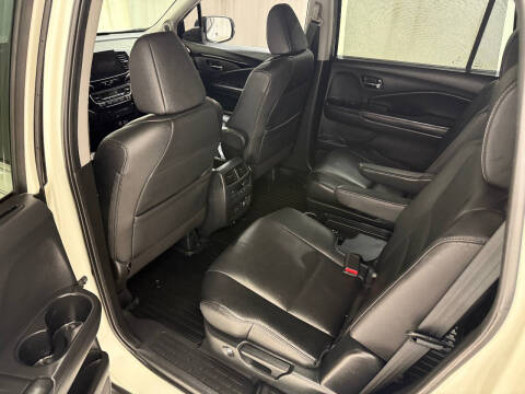2019 Honda Pilot Touring w/Rear Captain's Chairs