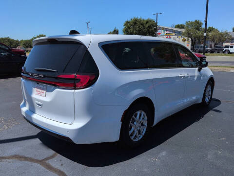 2027 Chrysler Pacifica Select
