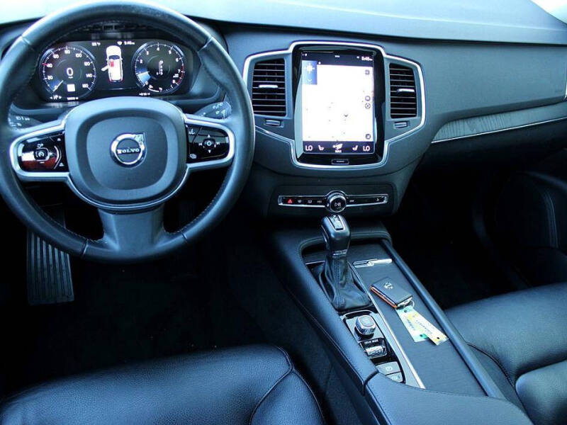 2020 Volvo XC90 T6 Momentum 6-Passenger