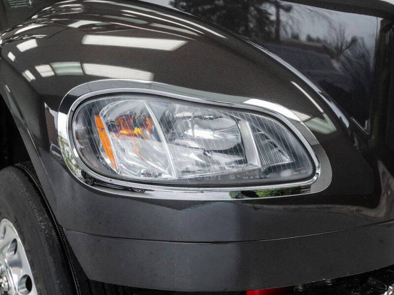 2018 Freightliner M2 106