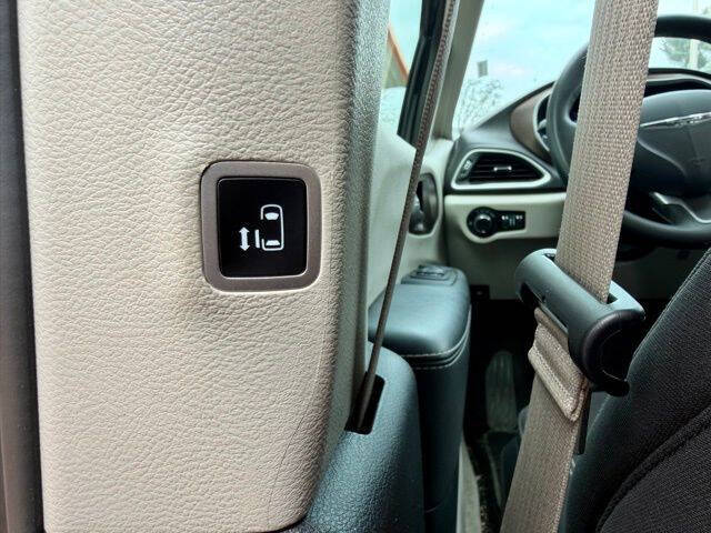2023 Chrysler Voyager LX