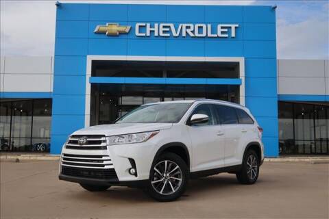 2019 Toyota Highlander for sale at Lipscomb Auto Center in Bowie TX