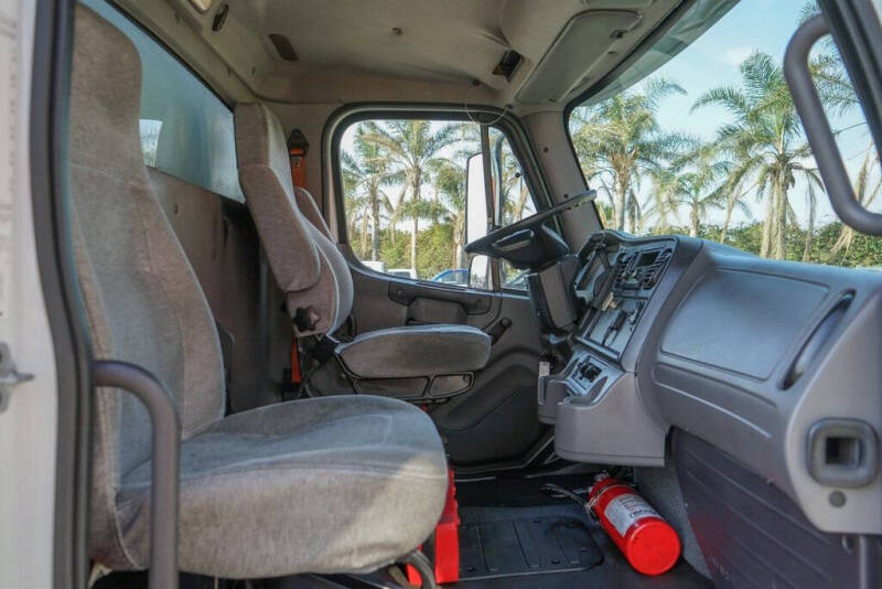 2013 Freightliner M2 106