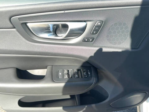 2025 Volvo XC60 B5 Core Dark Theme