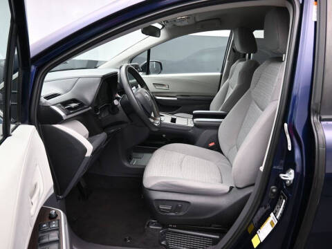 2022 Toyota Sienna LE 8-Passenger