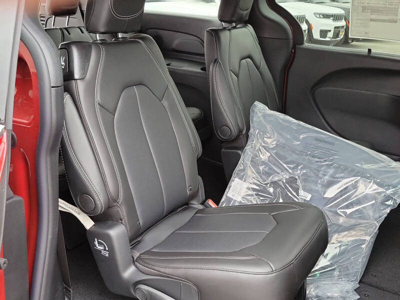 2027 Chrysler Pacifica Select