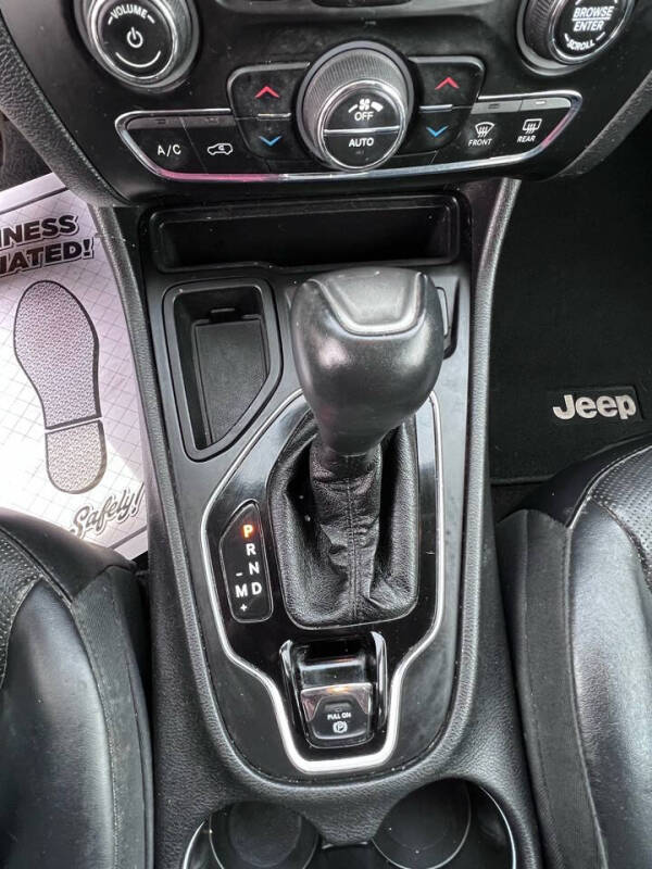 2019 Jeep Cherokee Limited photo 16