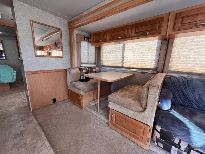 2005 Workhorse Hurricane