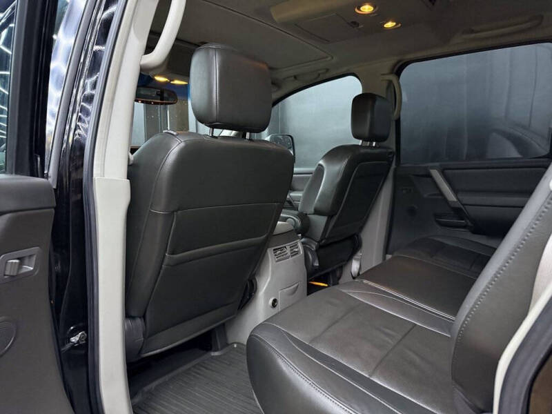 2004 Nissan Titan LE