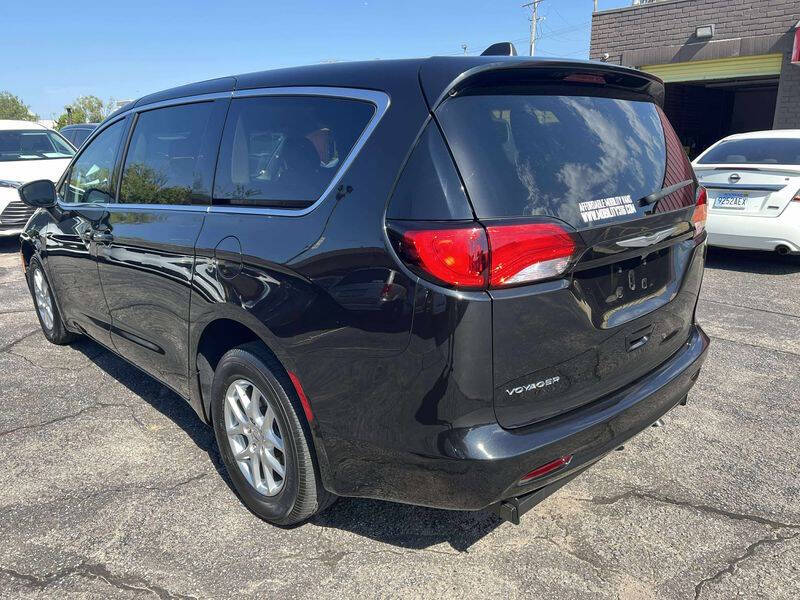 2022 Chrysler Voyager LX