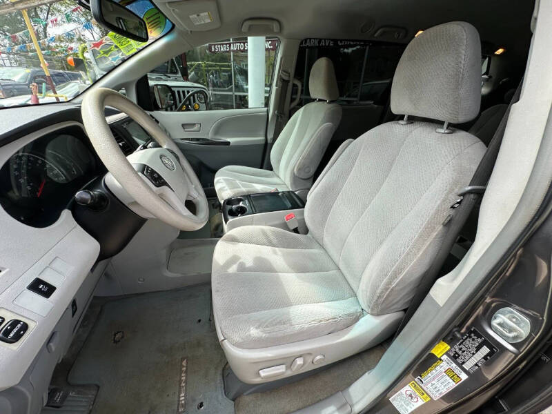 2011 Toyota Sienna LE photo 12