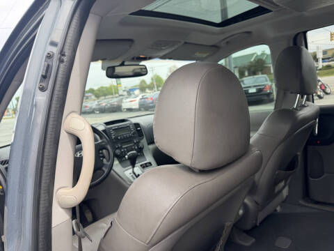 2008 Hyundai Entourage GLS