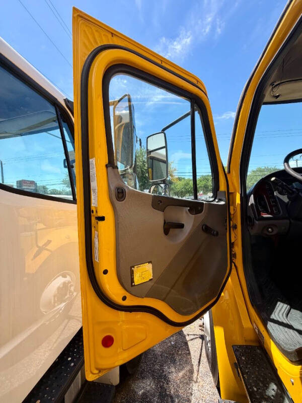 2019 Freightliner M2 106