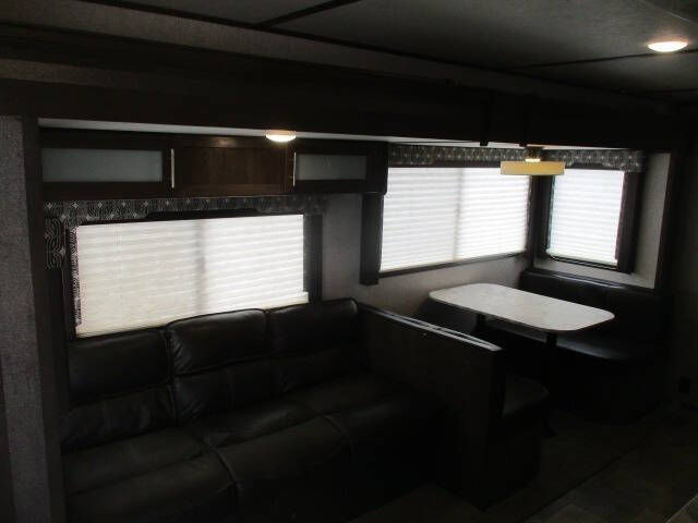 2020 SOLD  Coleman LIGHT SERIES 2835BH