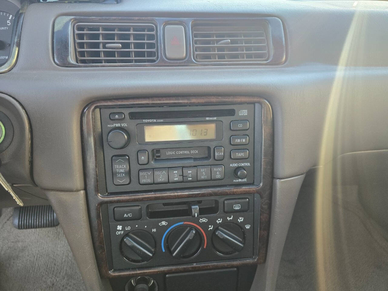 1998 Toyota Camry for sale at QUEENSGATE AUTO SALES in York, PA