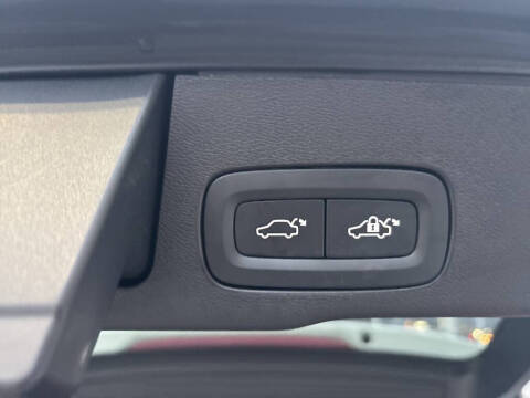 2025 Volvo XC60 B5 Core Dark Theme