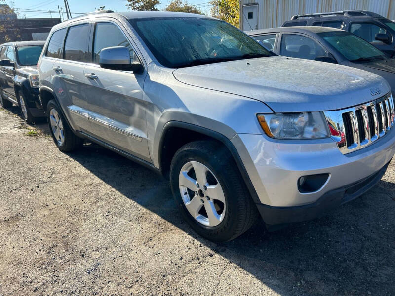 2011 Jeep Grand Cherokee Laredo photo 3