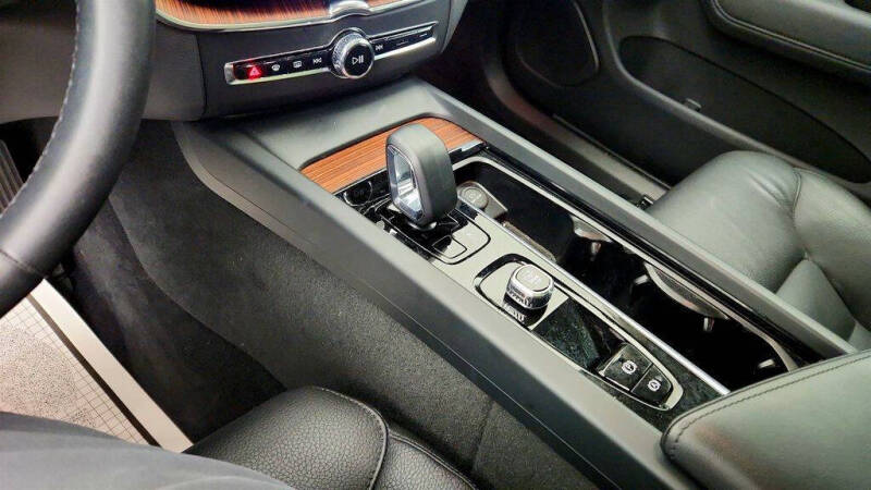 2024 Volvo XC60 B5 Plus Dark Theme