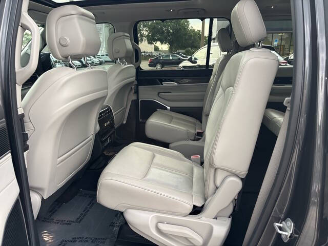 2022 Jeep Wagoneer 6