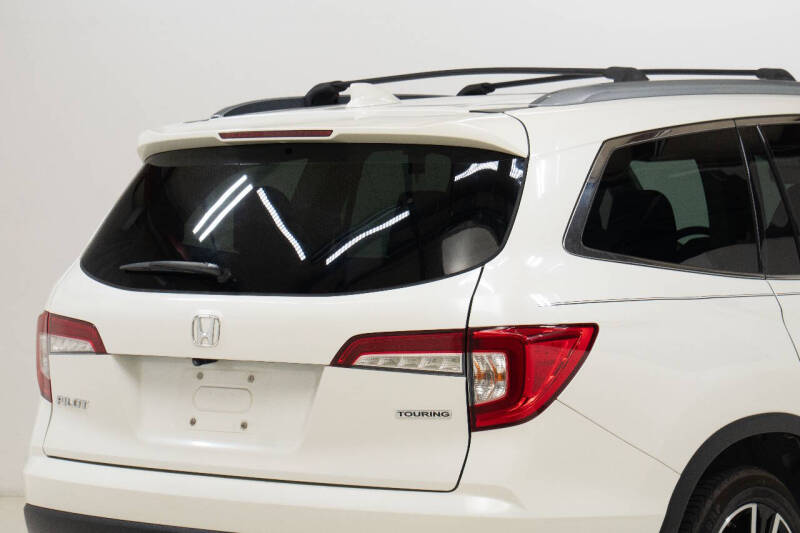 2019 Honda Pilot Touring w/Rear Captain's Chairs