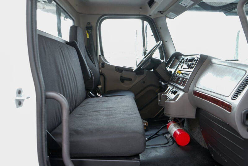 2023 Freightliner M2 106