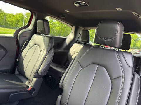 2027 Chrysler Pacifica Select