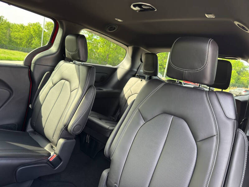 2027 Chrysler Pacifica Select