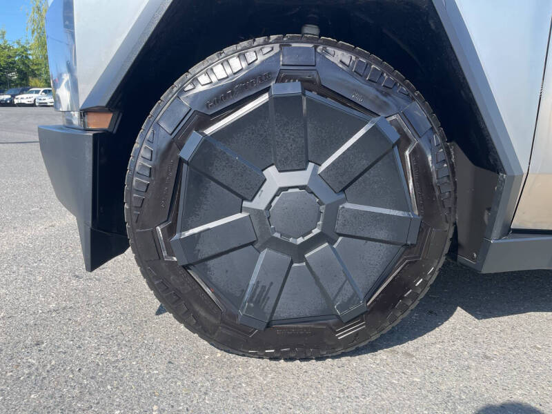 Used 2024 Tesla Cybertruck Base with VIN 7G2CEHED2RA001149 for sale in Edmonds, WA