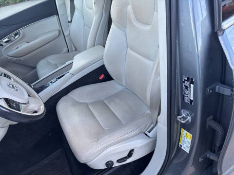 2020 Volvo XC90 T6 Momentum 6-Passenger