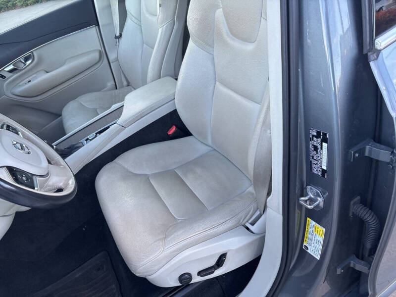 2020 Volvo XC90 T6 Momentum 6-Passenger