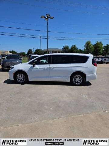 2025 Chrysler Pacifica Select
