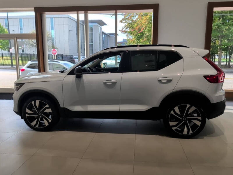 2025 Volvo XC40 B5 Plus Dark Theme