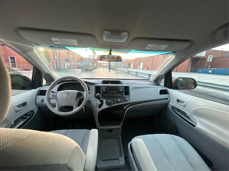 2011 Toyota Sienna Base 7-Passenger